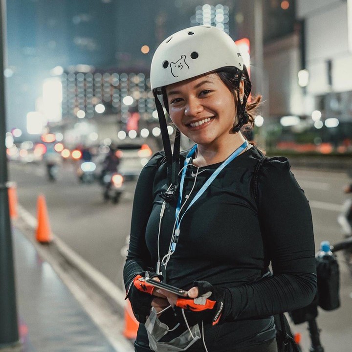 <p>Di luar kesibukannya di dunia hiburan, Amel Carla kerap bersepeda juga lho, Bunda. (Foto: Instagram @amelcarla)</p>
