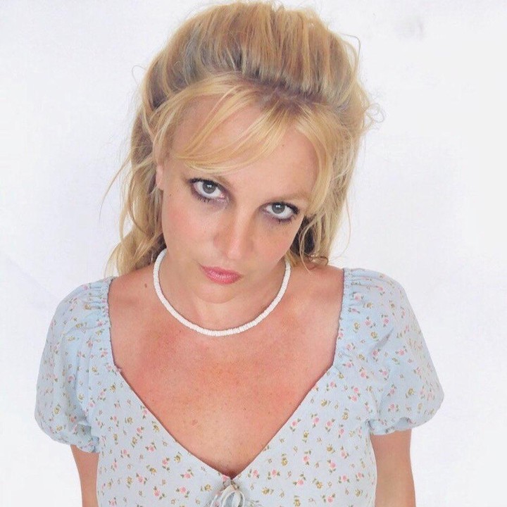 <p>Meski dandanannya <em>simple,</em> Britney tampil percaya diri berpose <em>close up</em> ke arah kamera. (Foto: Instagram @britneyspears)</p>