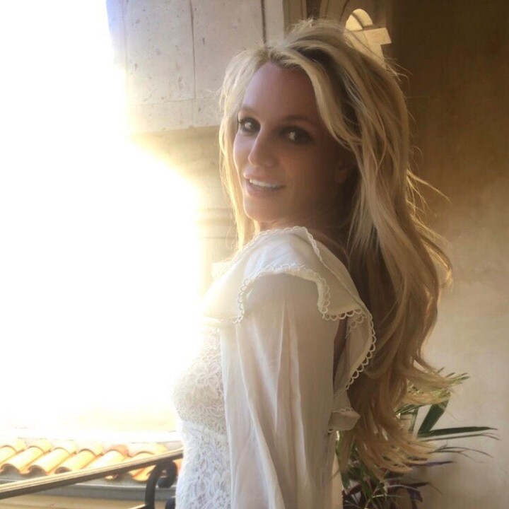 <p>Tampil dengan bare face dan rambut tergerai membuat Bunda dua anak ini terlihat mempesona. Dress berwarna putih semakin mempercantik penampilannya. (Foto: Instagram @britneyspears)</p>