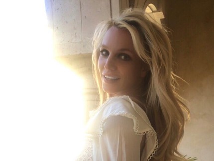7 Foto Britney Spears Tampak Lebih Muda dengan Make Up Minim