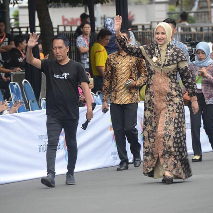 <p>Penampilan Faida di Jember Fashion Carnaval terlihat begitu anggun. Ia mengenakan terusan batik dengan corak hitam keemasan. (Foto: Facebook dr. FAIDA, MMR)</p>
