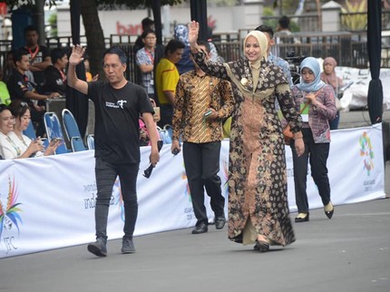 7 Potret Modisnya Gaya Busana Faida, Bupati Jember yang Dimakzulkan DPRD