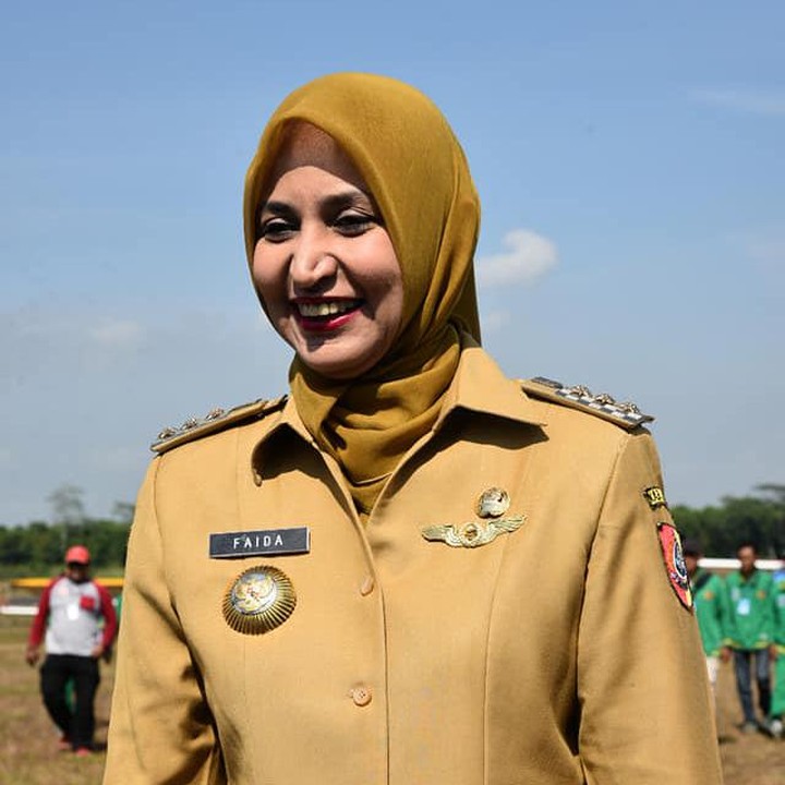 <p>Faida terpilih sebagai Bupati Jember pada periode 2016-2021. Namun sayangnya, ia menjadi bupati perempuan pertama yang dimakzulkan oleh DPRD. Dalam berbagai kesempatan, Faida lebih sering mengenakan baju dinasnya, Bunda. (Foto: Facebook dr. FAIDA, MMR)</p>