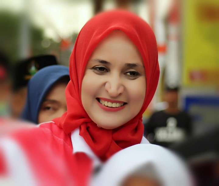 7 Potret Modisnya Gaya Busana Faida, Bupati Jember yang