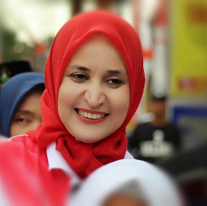 <p>Memasuki usia 52 tahun, Faida masih terlihat awet muda ya, Bunda, meskipun tanpa riasan makeup di wajahnya. (Foto: Facebook dr. FAIDA, MMR)</p>