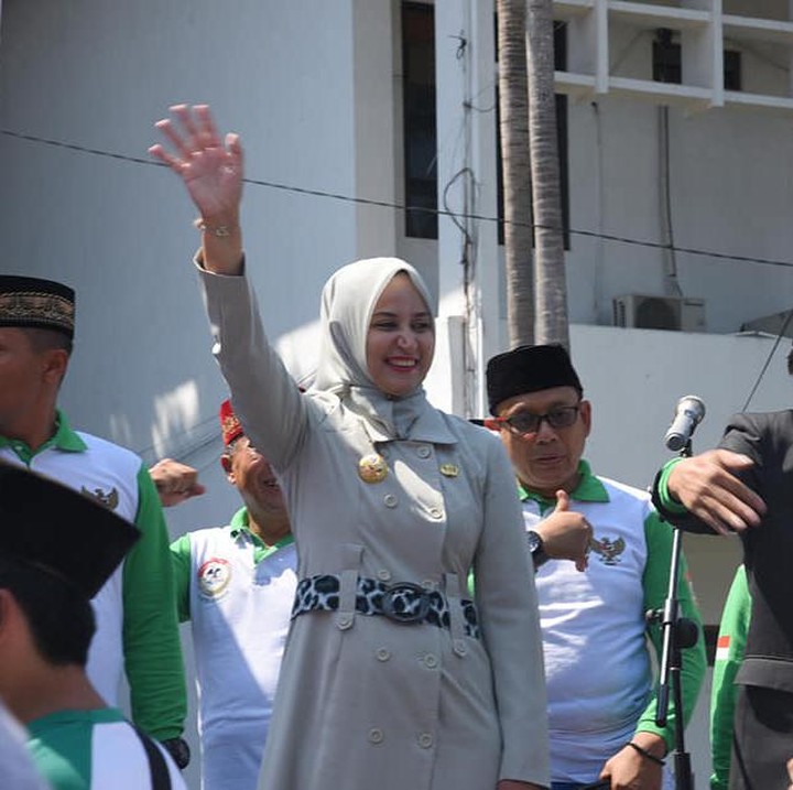 <p>Wanita yang pernah menjabat sebagai Direktur RS Bina Sehat ini tampak modis mengenakan long dress yang dipadu belt bermotif leopard. Modis dan elegan meskipun tampil miimalis. (Foto: Facebook dr. FAIDA, MMR)</p>