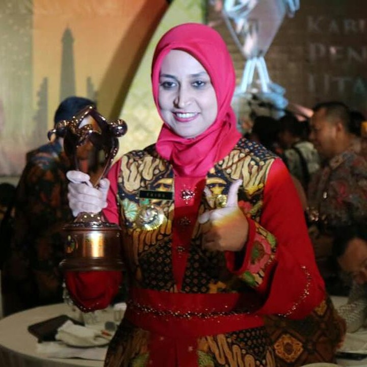 <p>Sentuhan batik menjadikan penampilan Faida begitu khas di berbagai acara. Padupadan warna bold, membuat penempilannya semakin mencuri perhatian. (Foto: Facebook dr. FAIDA, MMR)</p>