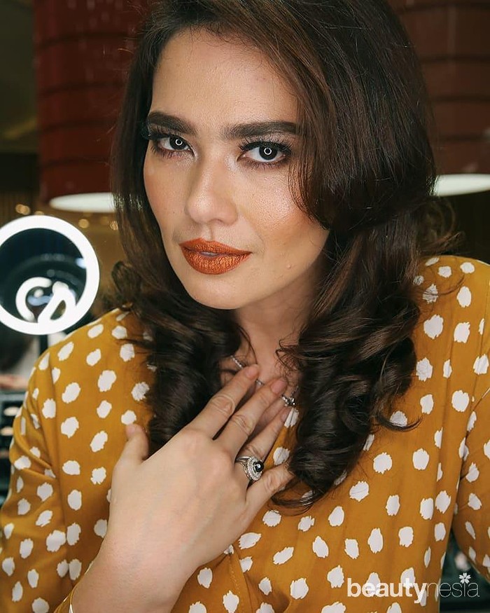Mimpi Catherine untuk terjun ke duia tarik suara terwujud, ia menyanyikan satu lagu berjudul “Kekasihku”. Catherine juga mengikuti kursus vocal untuk memoles kualitas suaranya. (Foto: instagram.com/cathrinewilson/)