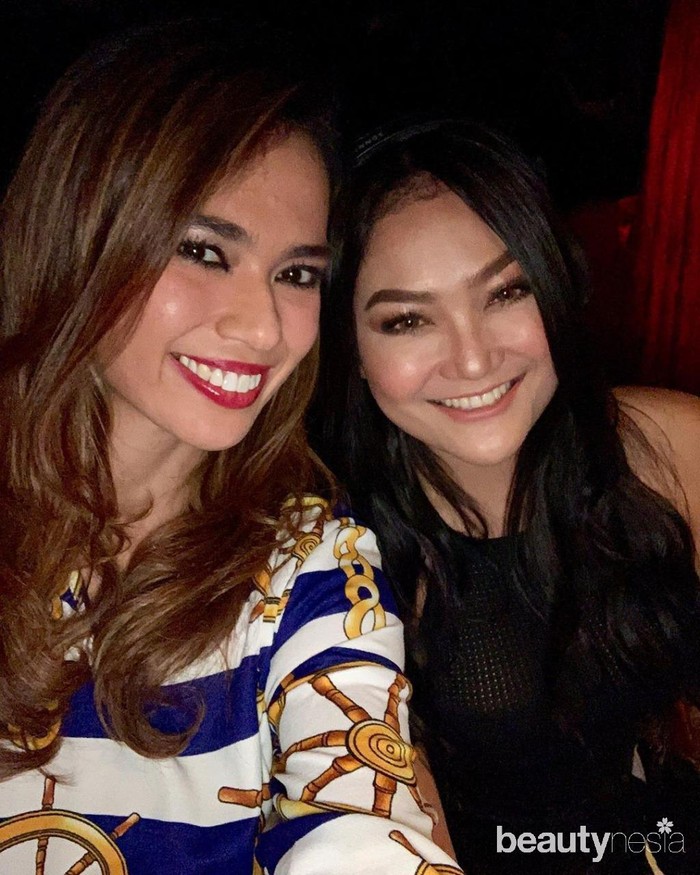 Mengenakan baju yang sama saat jadi bintang tamu Ini Talkshow dan diduga sedang memakai narkoba, warganet sebut foto ini sebelum Catherine tampil di TV. Catherine Wilson saat ditetapkan sebagai tersangka kasus kepemilikan narkoba jenis sabu. Ia dan sekuriti berinisial J ditangkap di kediamannya di Cinere, Depok pada Jumat (17/7) lalu. (Foto: instagram.com/cathrinewilson/)