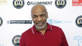 Pelatih: Semua Dokter Izinkan Tyson Duel Lawan Jones