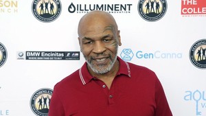 Mike Tyson Pakai Kursi Roda Usai Sebut Ajal Sudah Dekat