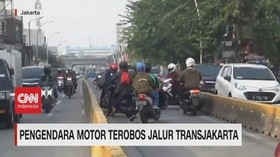 VIDEO: Pengendara Motor Terobos Jalur Transjakarta