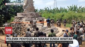 VIDEO: Satpol PP Segel Makam Sunda Wiwitan, Warga Protes