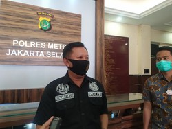 Terekam CCTV, 2 Pembobol Mobil Isi Cek Rp 43 M di Kemang Diburu Polisi
