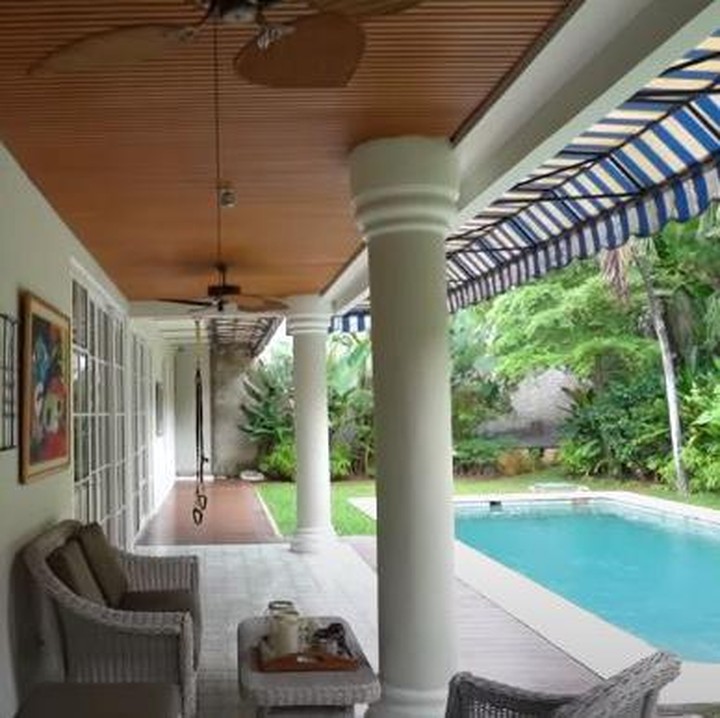 <p>Rumah Luna Maya ini juga dilengkapi dengan teras yang menghadap ke taman dan kolam renang. (Foto: YouTube Boy William)</p>