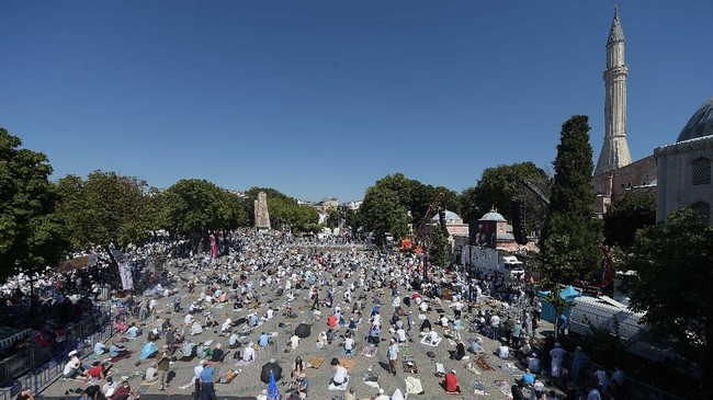 Presiden Turki Recep Tayyip Erdogan dam ribuan jemaah menghadiri salat Jumat perdana di Hagia Sophia setelah situs warisan dunia itu berubah fungsi.