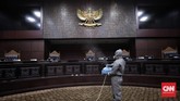 FOTO: Sterilisasi Gedung MK di Zona Merah Corona Gedung Mahkamah Konstitusi (MK) di Jakarta Pusat berada di kawasan zona merah virus corona berdasarkan data analisis Satgas Covid-19 hingga 19 Juli.