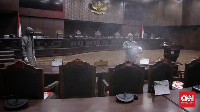 FOTO: Sterilisasi Gedung MK di Zona Merah Corona