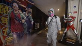 FOTO: Intip Cara Bioskop di Beijing 'Bebersih' dari Corona Sejumlah bioskop di Beijing melakukan sterilisasi dan pembersihan terhadap fasilitas mereka demi mencegah penyebaran virus corona Covid-19.