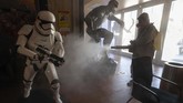 FOTO: Intip Cara Bioskop di Beijing 'Bebersih' dari Corona Sejumlah bioskop di Beijing melakukan sterilisasi dan pembersihan terhadap fasilitas mereka demi mencegah penyebaran virus corona Covid-19.