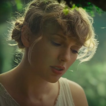 Taylor Swift Sutradarai & Rias Wajah Sendiri saat Syuting Video 'Cardigan'