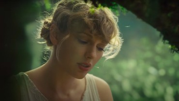 img-title Pulang Kampung, Taylor Swift Tampil di ACM Nyanyikan 'Betty'