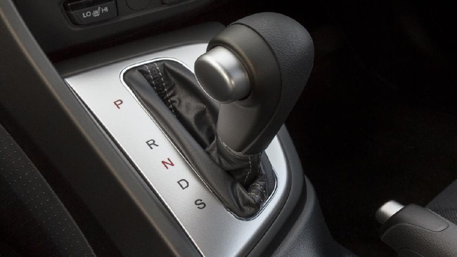 Situasi memindahkan tuas transmisi mobil matik dari 'D' ke 'R' saat melaju disarankan tidak pernah dilakukan.