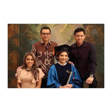7 Artis Indonesia yang Tetap Lanjutkan Pendidikan Usai Jadi Mama