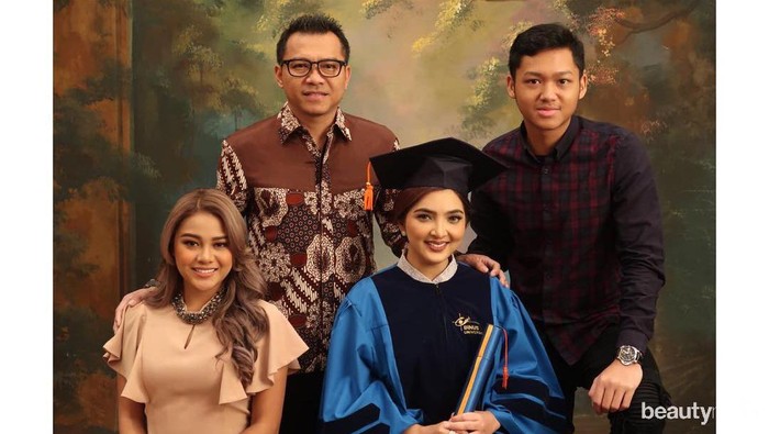 7 Artis Indonesia yang Tetap Lanjutkan Pendidikan Usai Jadi Mama 7 Artis Indonesia yang Tetap Lanjutkan Pendidikan Usai Jadi Mama