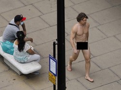 Penampakan Pria Bugil di London Jalan-jalan Pakai G-string dari Masker