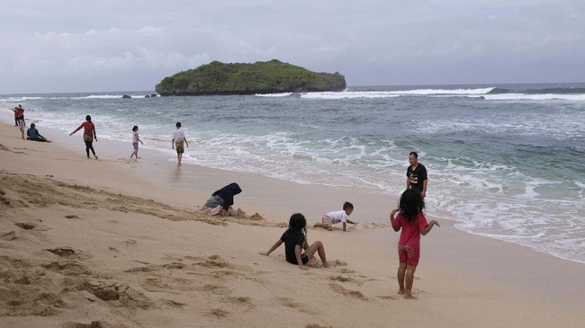 Tiga siswa SMPN N 7 Mojokerto, Jawa Timur meninggal dunia usai terseret gelombang Pantai Drini, Kabupaten Gunungkidul, Yogyakarta.