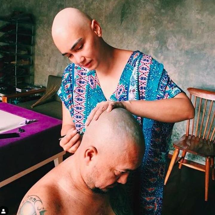 <p>Sebagai suami yang setia, Franky Sihombing memberi dukungan nyata dengan ikut mencukur rambutnya hingga botak nih, Bunda. (Foto: Instagram @febyfebiola_)</p>