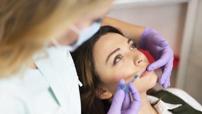Wanita asal Brasil mengalami cacat permanen pada wajah usai menerima prosedur filler. Bukan hyaluronic acid yang disuntikkan, melainkan bahan kimia berbahaya.