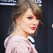 Hasil Makeup dan Tatanan Rambut Sendiri Taylor Swift di Video Klip Terbaru