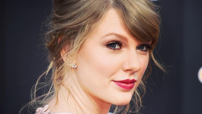 Hasil Makeup dan Tatanan Rambut Sendiri Taylor Swift di Video Klip Terbaru