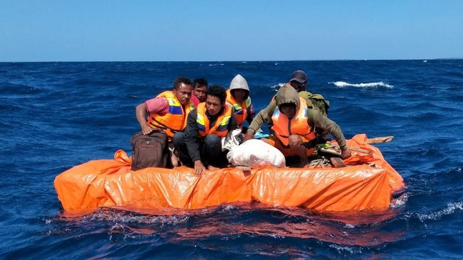 Selama menunggu pertolongan, enam penumpang kapal karam di perairan Sumenep, Jawa Timur, terombang-ambing hampir 24 jam di tengah laut, dengan bermodal rakit.