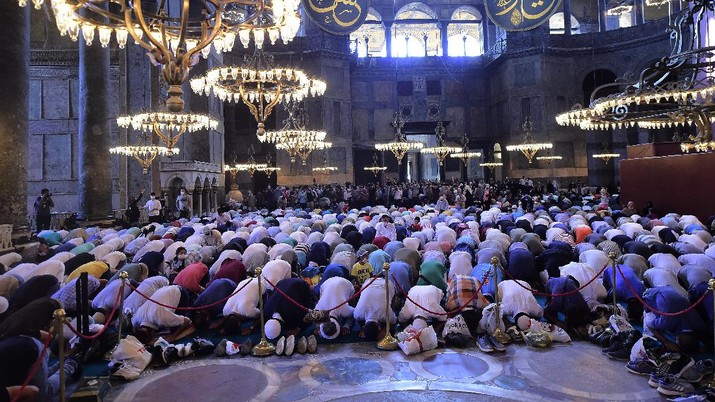 Sholat Jumat di Hagia Sophia. AP/Yasin Akgul