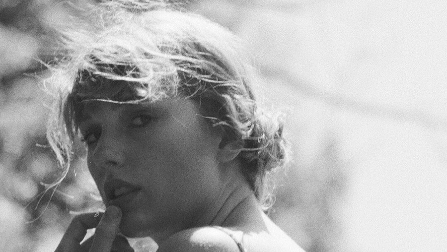 Penampilan Taylor Swift untuk album 'Folklore'.