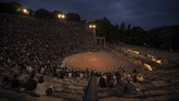 FOTO: Teater Kuno Yunani Berusia 2.300 Tahun Kembali 'Hidup' Teater Epidaurus yang berusia 2.300 tahun akhirnya kembali dibuka pertengahan Juli lalu dengan menerapkan protokol kesehatan.