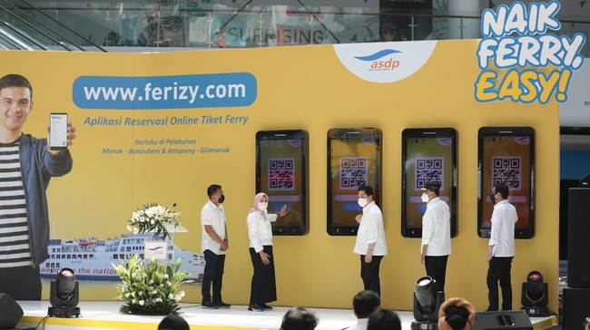 Menteri BUMN Erick Thohir dan dua menteri lainnya meresmikan pembelian tiket ferry berbasis online Ferizy di Terminal Eksekutif Merak, Banten.