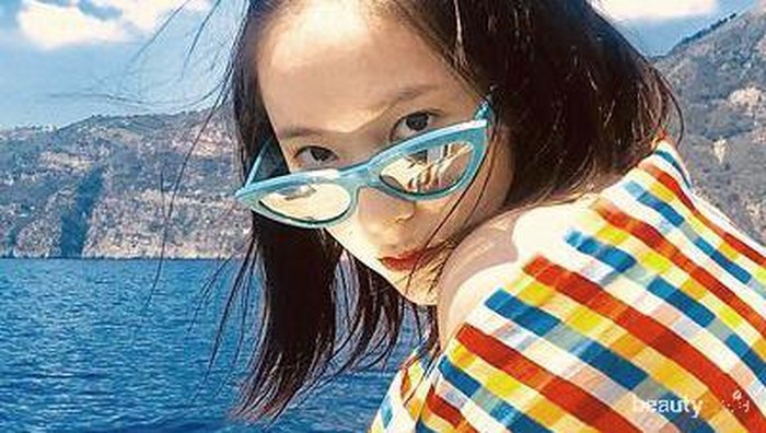 Punya Selera Fashion Bagus, Intip Fashion Look ala Krystal Jung Ini