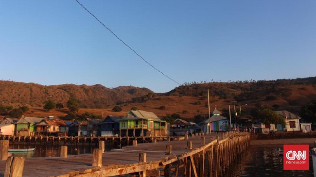Notaris di NTT memprotes penahanan seorang notaris terkait kasus tanah di Labuan Bajo. Mereka mogok menutup kantor dan tak melayani pengurusan akta notaris.