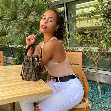 Pacari Kakek-kakek, Wanita Usia 22 Tahun Ini Pamer Gaya Hidup Mewah