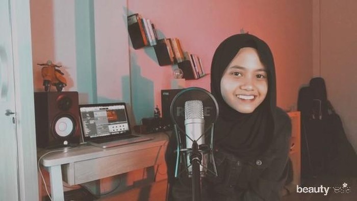 Tapi tak sedikit juga netizen yang memuji penampilan baru Hanin Dhiya berhijab. Lewat cover lagu Al I’tirof yang dipostingnya pada 12 Mei 2020 lalu, Hanin mengucapkan terima kasih atas dukungan dan doa baik untuknya. Walau kini berhijab, Hanin Dhiya tetap berhasil membuat warganet hanyut dan terbawa dengan gayanya bernyanyi. Benar nggak, Beautynesian? Foto: Instagram.com/hanindhiyaatys/