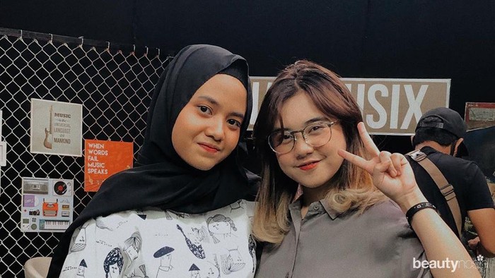 Hijab warna hitam jadi favoritnya. Ya, Hanin Dhiya kerap tampil dengan hijab berwarna hitam. Seperti dalam beberapa postingan terbarunya di Instagram. Nampaknya warna hitam membuat Hanin lebih percaya diri ya, Beautynesian! (Foto: Instagram.com/hanindhiyaatys/)