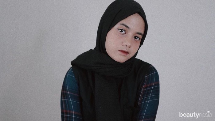 Hanin Dhiya sempat menjajal berbagai macam hijab, dari segiempat hingga pashmina. Setelah dicoba, penyanyi berusia 19 tahun ini mengaku merasa nyaman dengan hijab pashmina. Ia merasa mukanya tak terlihat bulat saat memakai pashmina. (Foto: Instagram.com/hanindhiyaatys/)