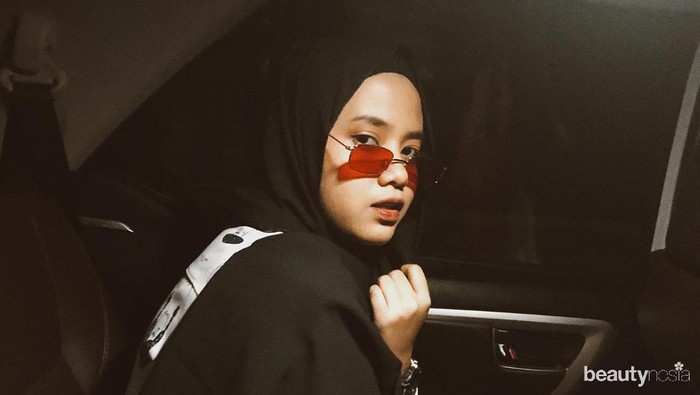 wanita kelahiran 21 Februari 2001 ini sempat merasa insecure dan tak nyaman dengan cara berhijabnya. Ia merasa bentuk wajahnya menjadi aneh setelah memakai hijab. Tapi setelah terbiasa dan menemukan style yang pas, akhirnya Hanin mulai merasa nyaman dengan hijabnya. (Foto: Instagram.com/hanindhiyaatys/)