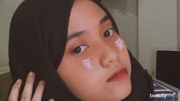 Penyanyi yang kerap meng-cover lagu di kanal Youtube ini memantapkan niatnya berhijab sejak pertengahan Ramadhan 2020. Keputusannya untuk menutup aurat ini sempat membuat kaget orangtua dan teman. Pasalnya, Hanin Dhiya baru mengutarakan niatnya di malam hari, lalu pagi harinya ia memakai hijab. (Foto: Instagram.com/hanindhiyaatys/)