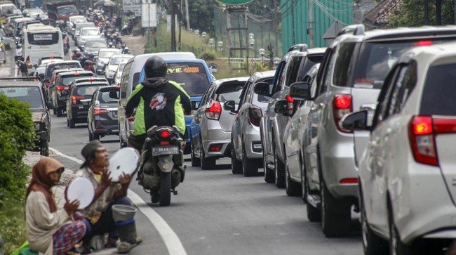Ratusan kendaraan terjebak selama enam jam di Jalur Cipanas menuju Puncak, terpaksa memarkir kendaraannya di sejumlah tempat peristirahatan.