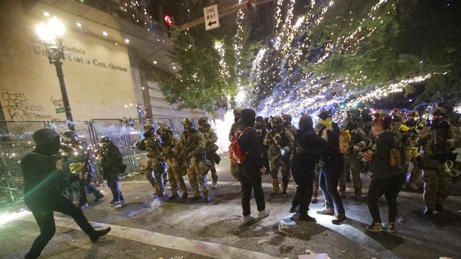 Kepolisian Portland, Amerika Serikat, menangkap 50 orang demonstran antirasisme yang berujung bentrokan.